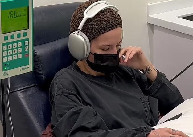 Mes betejës së vazhdueshme shëndetësore, Halsey zbulon se po i nënshtrohet kimioterapisë