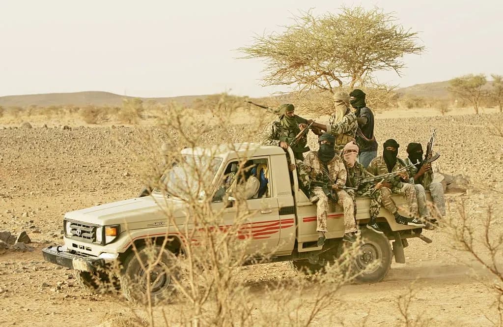 Cisterna karburanti u vunë në flakë ndërsa militantët zbatojnë bllokadën e rrugës kryesore tregtare Senegal-Mali