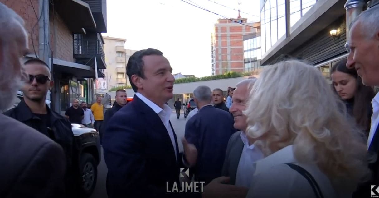 "Kryeministri" në Vushtrri, Kurti pritet me thirrjet "Thaçi, Thaçi"  (VIDEO)