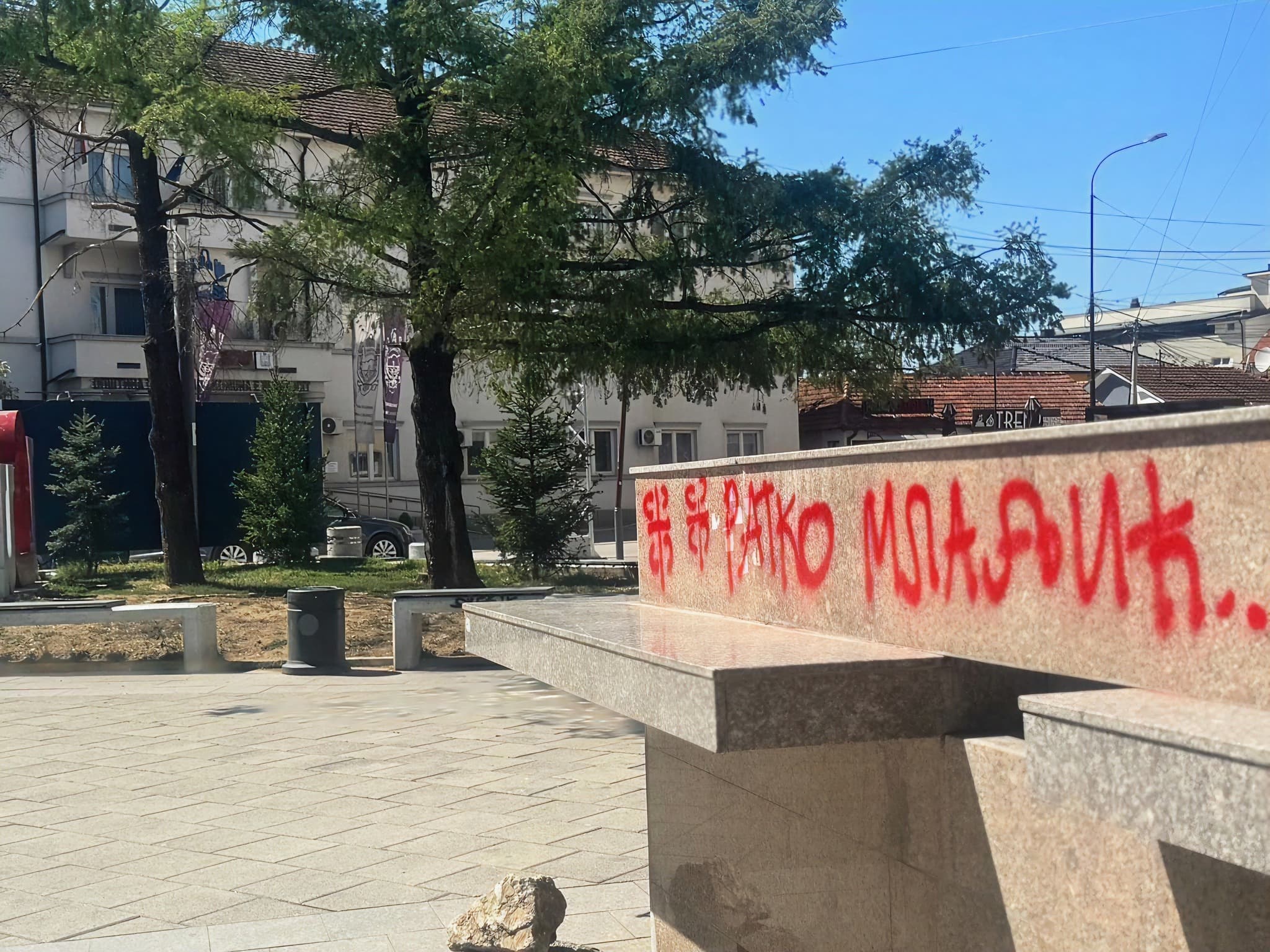 Në qendër të Bujanocit shfaqen grafite me emër të kriminelit të luftës Ratko Mladiq
