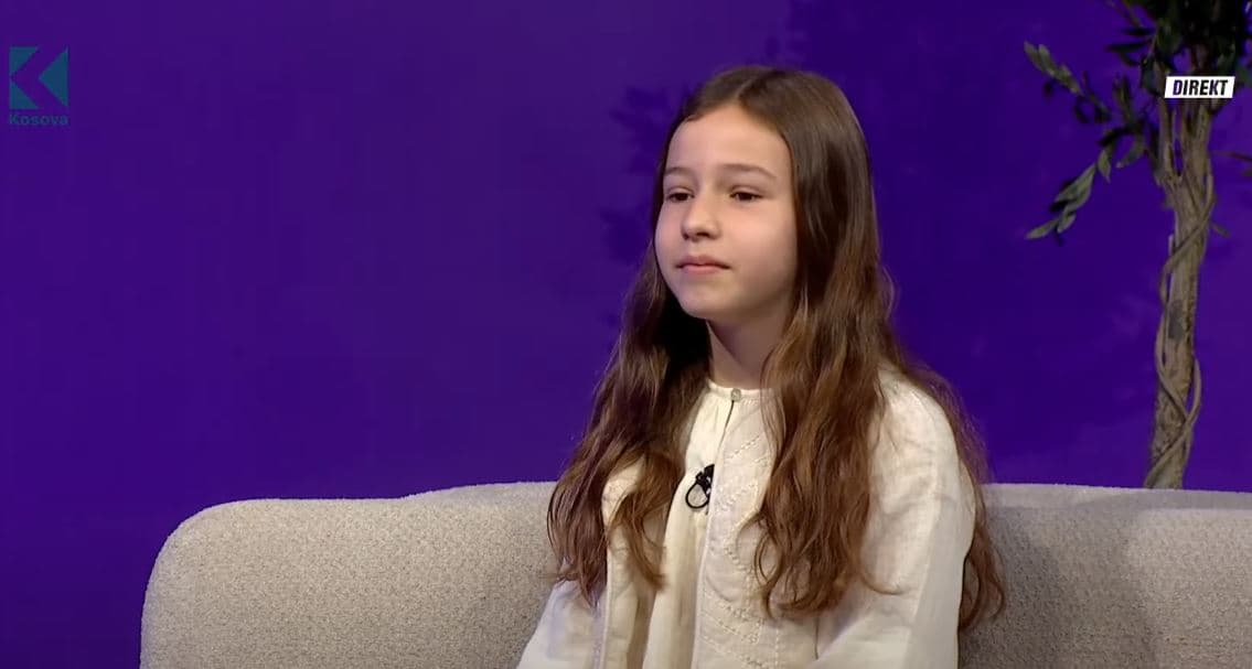 Nila, 10-vjeçarja që i ka pasion gjuhët e huaja: Anglishten e kam mësuar prej teknologjisë (VIDEO)