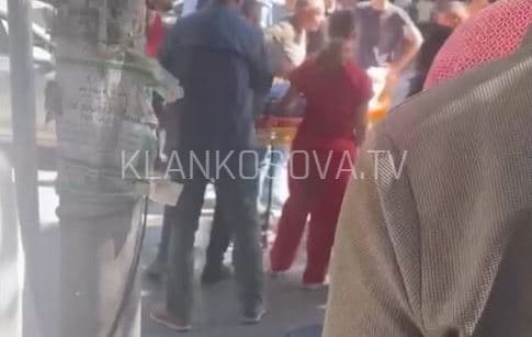 Aksident në qendër të Mitrovicës, vetura godet një këmbësore