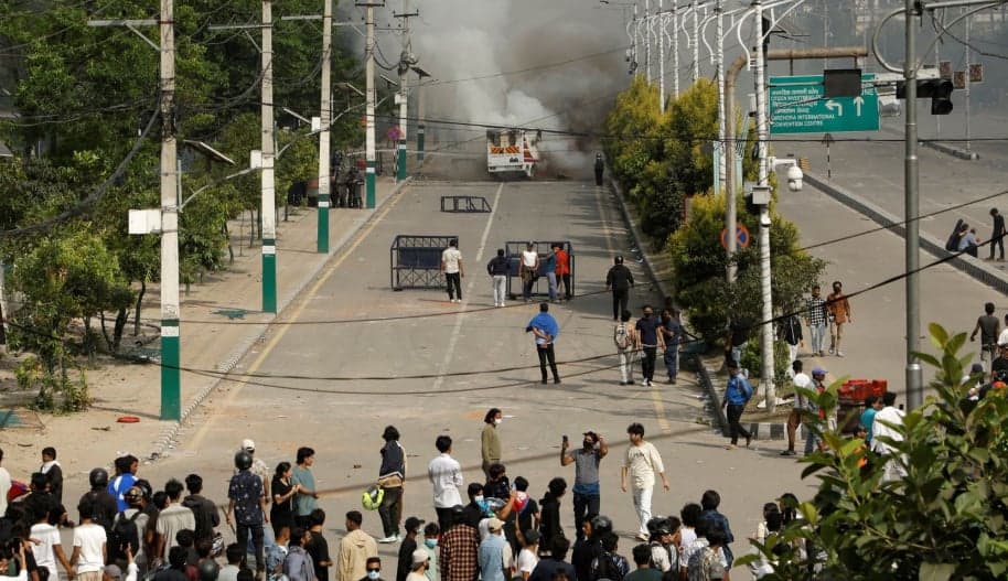 Përgjaket protesta në Nepal, së paku 14 të vrarë në revoltën kundër ndalimit të Facebook e Youtube