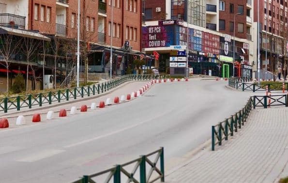 Pesë vetura digjen nga zjarri në Prishtinë, Policia nis hetimet