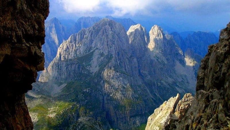 Bie nga lartësia teksa po ecte në mal, vdes një 40-vjeçar në Shkodër