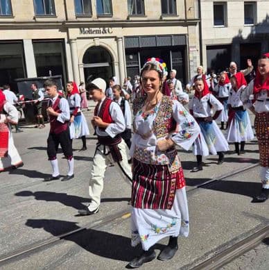 Tradita shqiptare 'pushton' Oktoberfestin gjerman