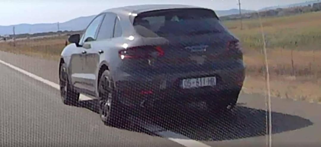 ‘Çmenduri’ në autostradë: Shoferi kosovar ‘fluturon’ me veturë, rrezikon disa automjete (VIDEO)