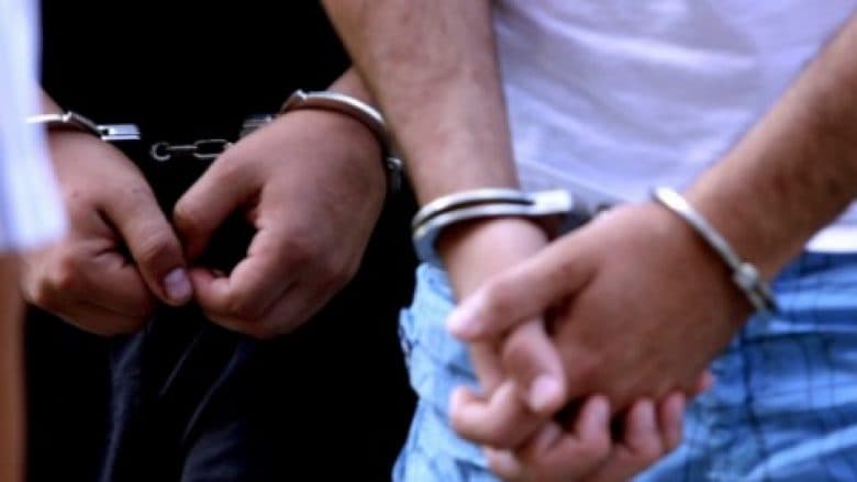 Babë e bir arrestohen në Rahovec, u përleshen mes vete