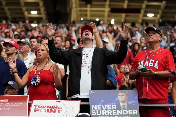 Mijëra njerëz mblidhen për ta kujtuar Charlie Kirk, Trump do të mbajë fjalim