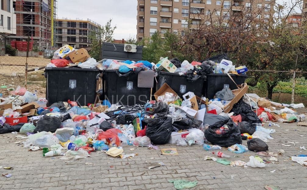 Pesë ditë pa pastruar mbeturinat në lagjen "Kalabria", ankohen banorët 