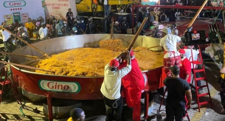 Kuzhinierja nigeriane thyen rekordin botëror për pjatën më të madhe me oriz "jollof"
