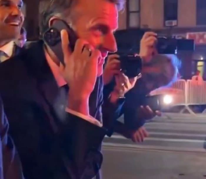 Policia e ndaloi derisa kalonte eskorta e Trump, Macron e telefonon dhe qesh: Po pres në rrugë për shkak tëndin