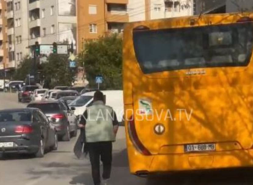Autobusi urban bllokon trotuarin në Dragodan, rrezikon kalimtarët