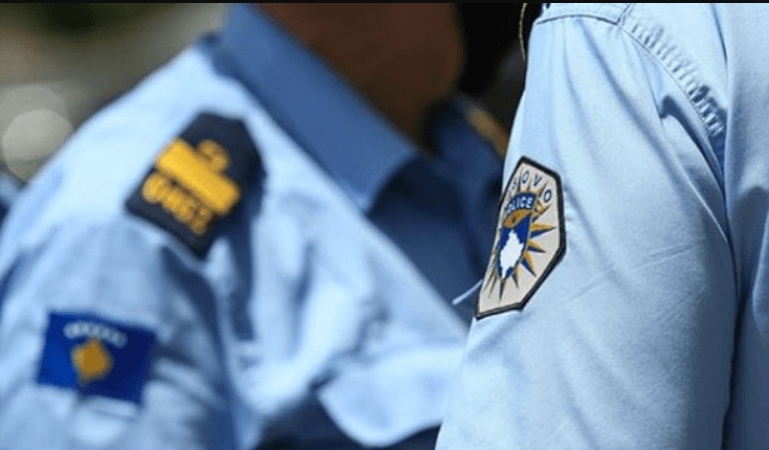 Tre kosovarë rrahin një tjetër në veri, shoqërohen nga policia