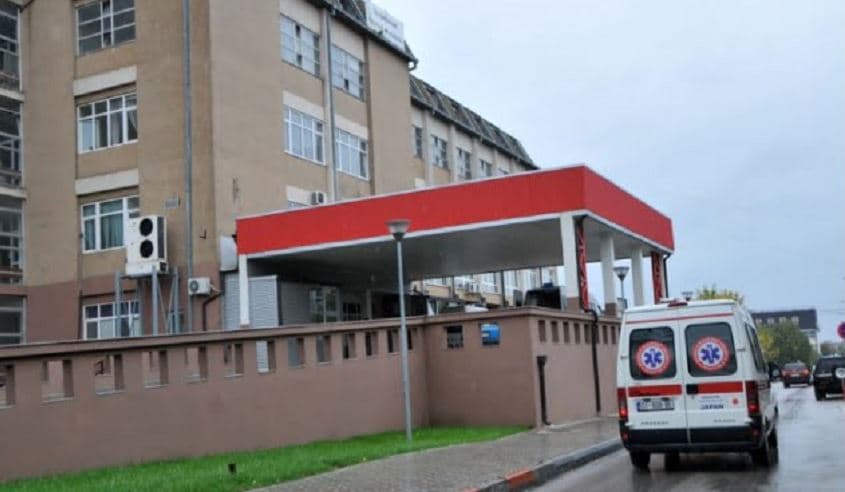 QKUK jep detaje për gjendjen e gruas që u ther me thikë nga i fejuari në Fushë Kosovë