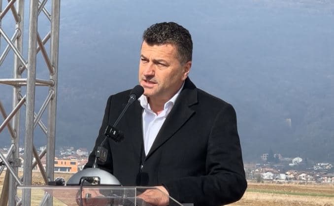 Kryetari i Tearcës mohon pretendimin se ka kërcënuar një vajzë