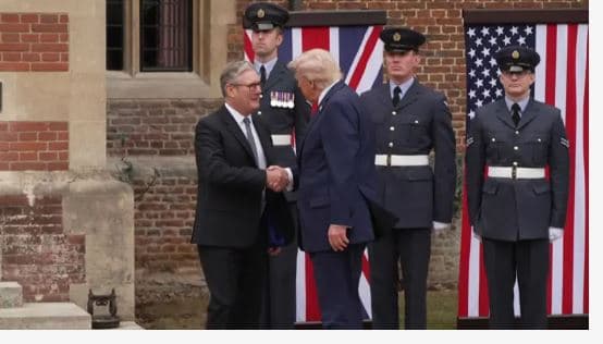 Trump dhe Starmer takohen në Britani, shtrëngojnë duart