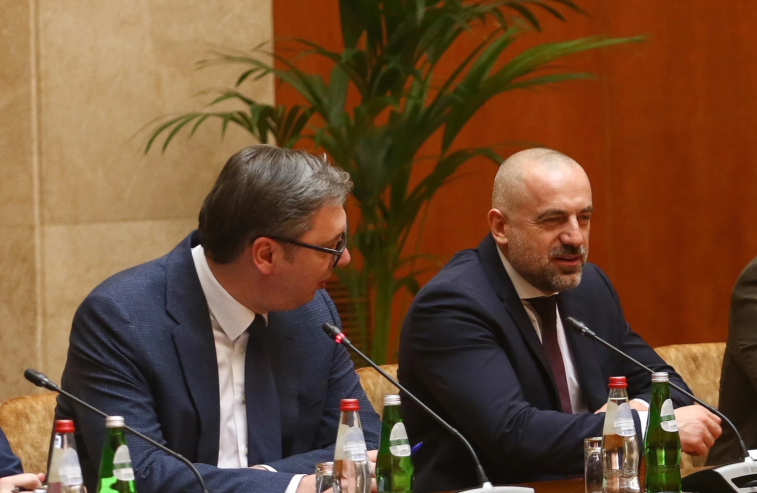 BE-ja e shqetësuar që autorët e Banjskës po shihen në protestat pro-regjimit në Serbi