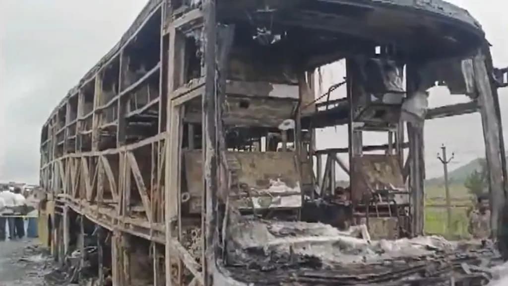 Tragjedi rrugore në Indi: 20 të vdekur pasi autobusi merr flakë (VIDEO)
