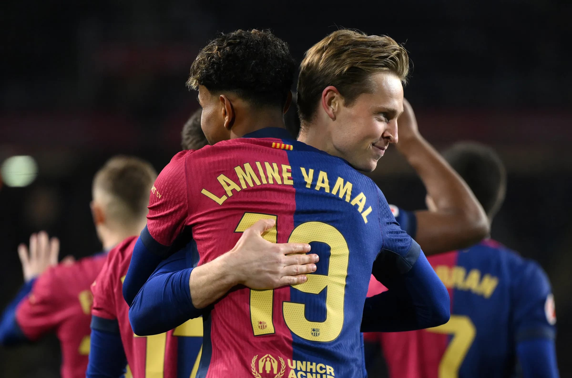 Frenkie de Jong del në mbrojtje të Lamine Yamal pas përplasjes me Carvajal në “El Clasico”