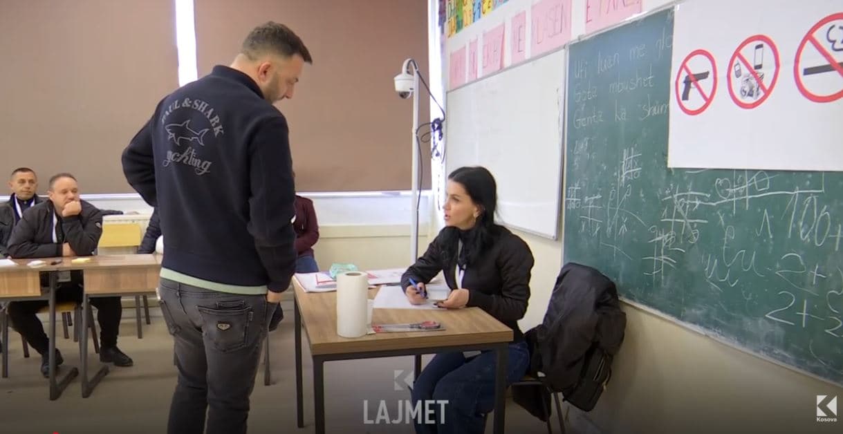 Afrohet balotazhi, por votat e rundit të parë ende në numërim (VIDEO)