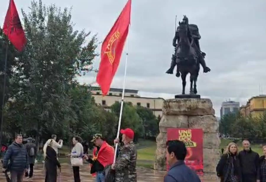 Atmosfera në Tiranë: Mbërrijnë qytetarët e parë nga Kosova dhe një grup mërgimtarësh