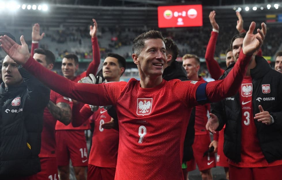 Polonia mund Lituaninë në transfertë, Lewa shënon
