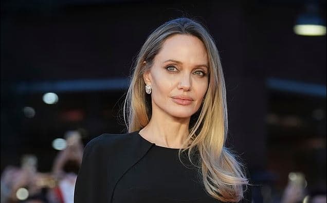 Angelina Jolie shkëlqen me fustanin klasik të zi në promovimin e filmit të saj “Couture”