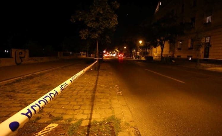 Babai i derdh benzinë ​​të birit dhe i vë flakën, e shpëton nëna