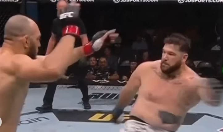 Kampioni i UFC-së e mposht kundërshtarin me një shqelm (VIDEO)