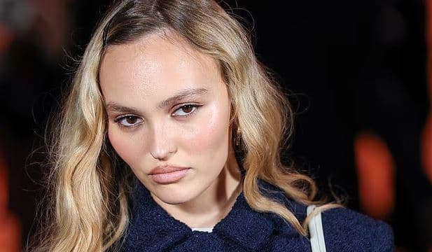 Lily-Rose Depp shkëlqen në Javën e Modës në Paris