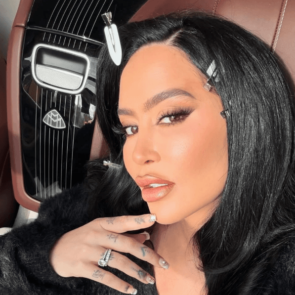 Pak pasi u bë nënë, Dafina Zeqiri po kthehet fuqishëm në skenë