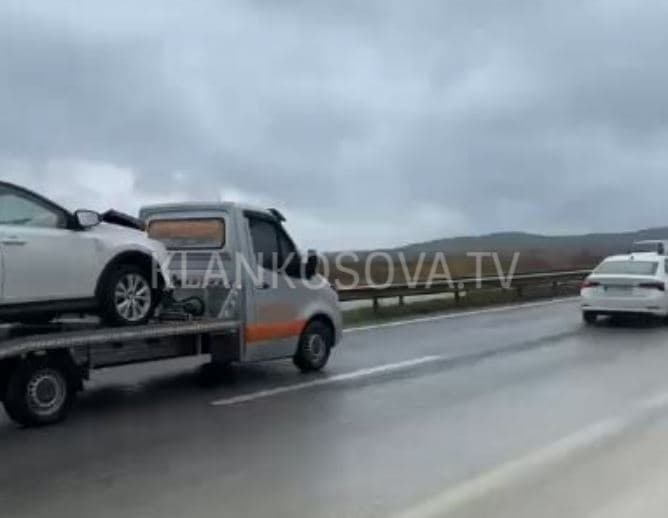 Aksidentohen pesë automjete në rrugën Prishtinë-Pejë, lëndohen disa persona