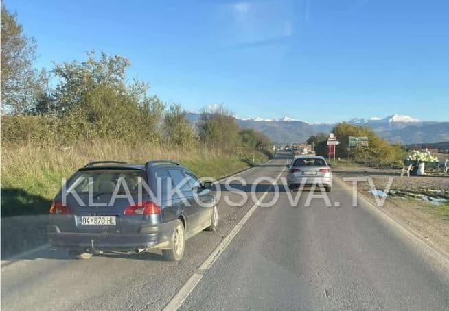 Tejkalim i rrezikshëm në vijë të plotë në rrugën Gjakovë-Prizren