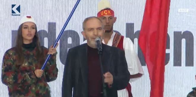 Llesh Nikolla emocionon protestuesit me poezinë “Zgjohu Kosovë” (VIDEO)