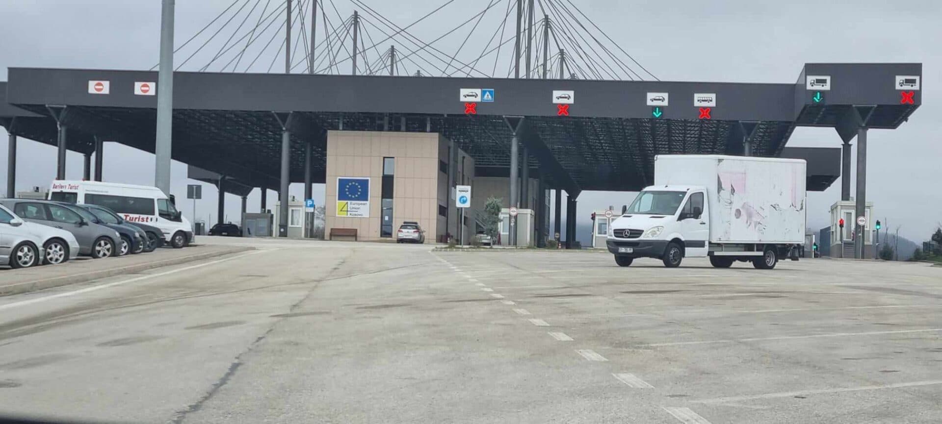 Merdarë: Shtetasi i huaj prezanton dy polica sigurimi të falsifikuara, ia konfiskon policia