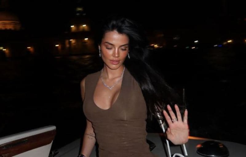 Morena Taraku pozon nën dritën e hënës