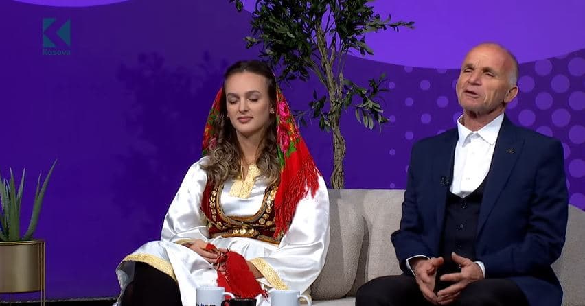 Profesori llapjan e thotë me shaka: Gratë nuk po na i lënë më odat (VIDEO)