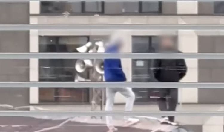 Nxënësit ecin mbi kulmin e shkollës “Naim Frashëri” në Aktash (VIDEO)