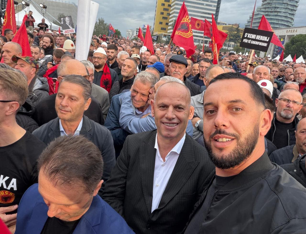 Lladrovci për protestën në Tiranë: Përcolli porosinë se gjyqi në Hagë është i padrejtë
