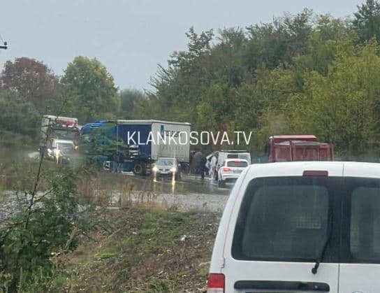 Aksidentohet kamioni në fshatin Ramun të Pejës (FOTO)