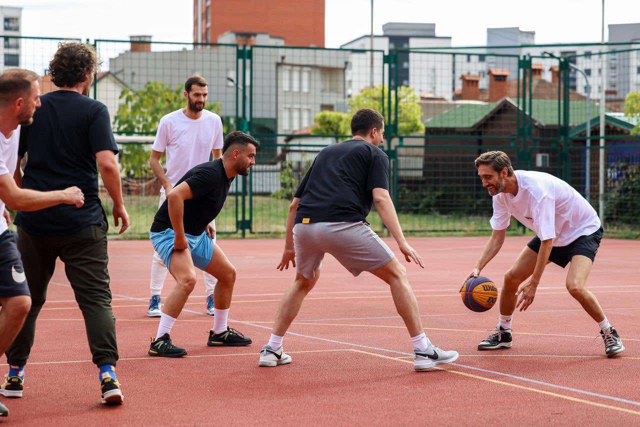 Uran Ismaili me sportistët: Të gjithë pjesë e ndryshimit në Prishtinë pas 12 tetorit (VIDEO)