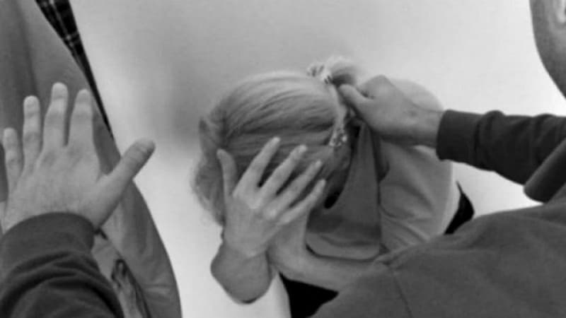 Rrahu nënën e tij, arrestohet prishtinasi