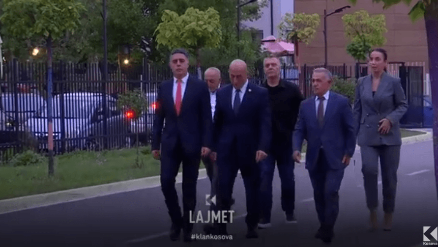 Qendra e Anamoravës: AAK premton ujë për pije dhe vend varrezash (VIDEO)