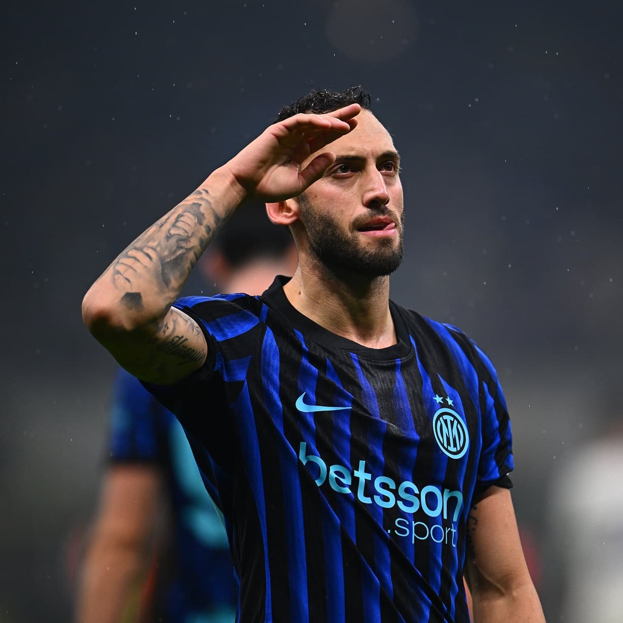Interi e thellon krizën e Fiorentinas, shkëlqen Calhanoglu