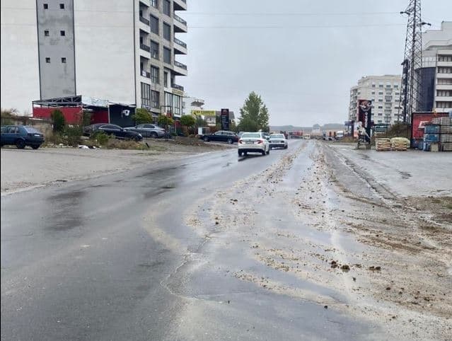 E bën rrugën me baltë, gjobë ndaj personit dhe kompanisë në Gjakovë
