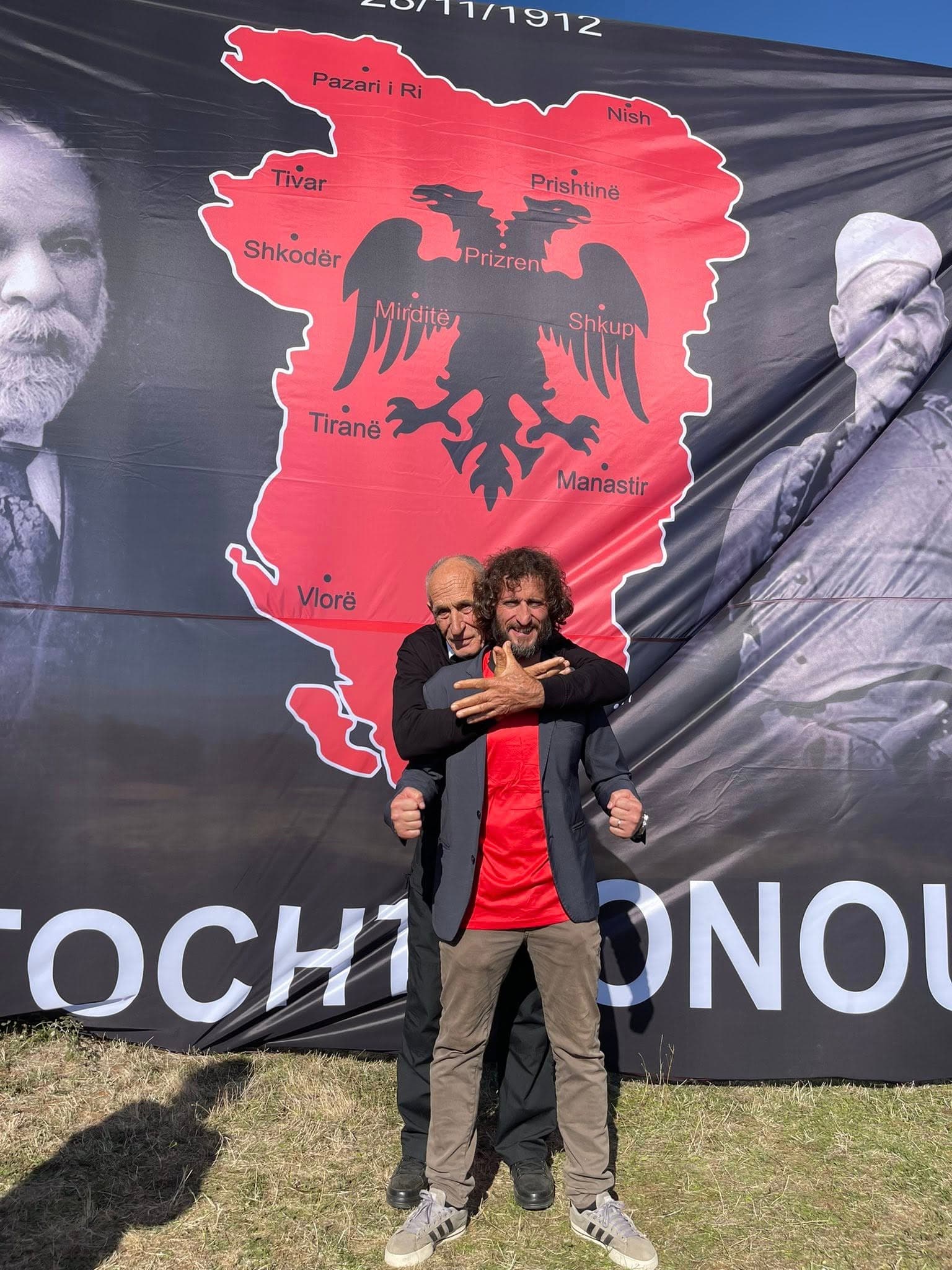 Përurohet kulla autoktone: Komandant Gulinovi puth flamurin “Autochthonous” (VIDEO)