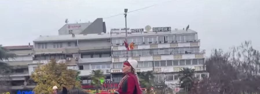 Shqiptarët në Shkup festojnë 28 Nëntorin, paradë me kuaj dhe makina