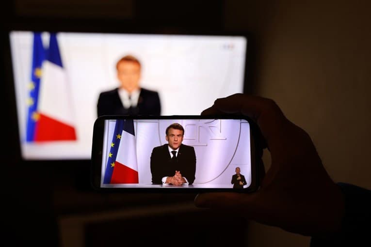 Macron: Nga viti i ardhshëm edhe në shkollat e mesme do të ndalohet përdorimi i telefonave