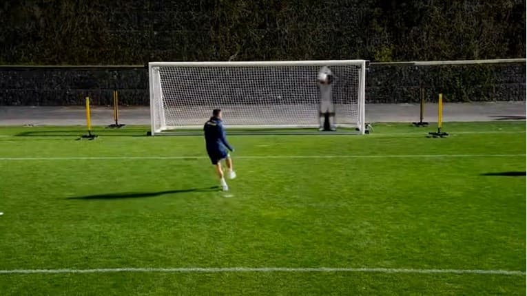 Ronaldo kundër portierit robot të pamposhtur - arrin të realizojë (VIDEO)
